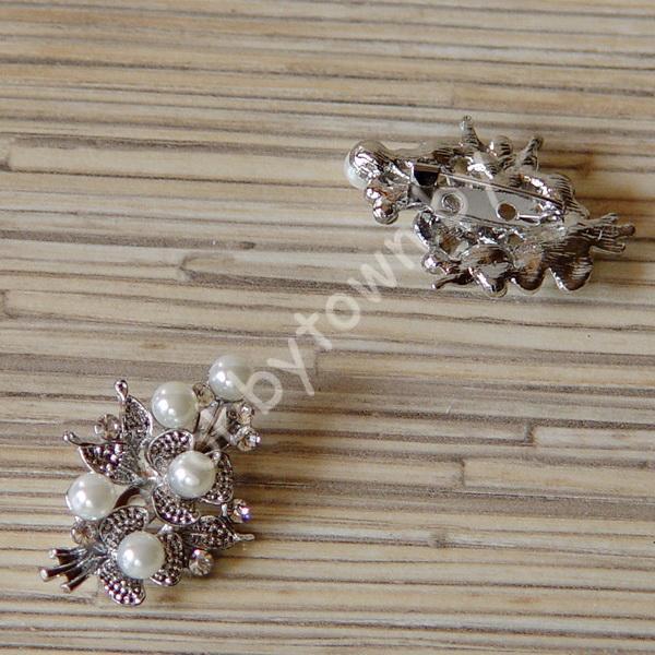 Брошь со стразами металл 35x25 мм (цв.серебро) 1шт.