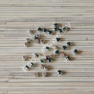 Стразы пришивные 5 мм (цв. серебро/изумрудный) 10 шт.