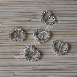 Пряжка-серединка пластик со стразами Сердечко 20x22 мм (цв. серебро) 1 шт.