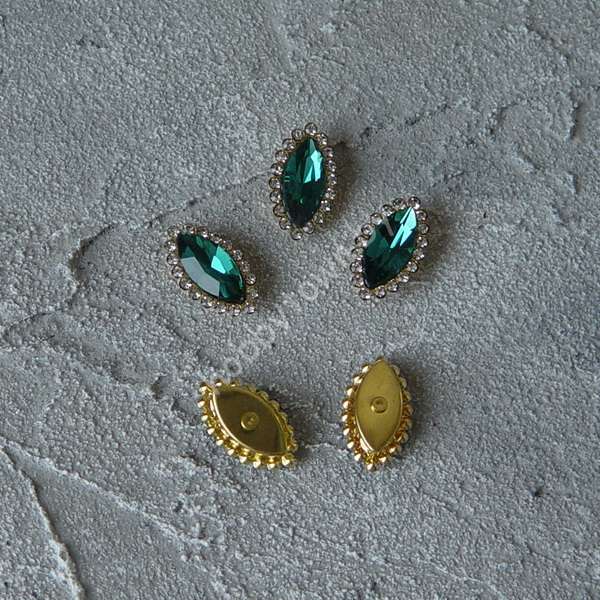 Стразы пришивные в золотой оправе 10x20 мм "Овал заостренный" (цв.изумрудный 5) 1 шт.